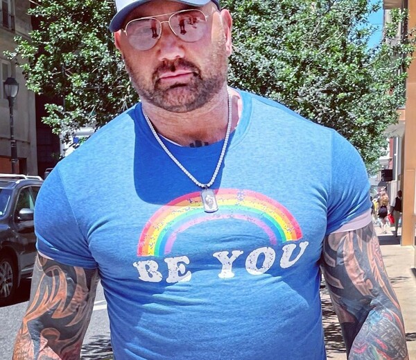 Ο ηθοποιός Dave Bautista τιμά τη λεσβία μαμά του σε ένα εγκάρδιο μήνυμα για τον Μήνα Υπεριφάνειας 