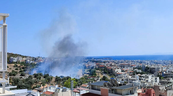 Φωτιά στη Γλυφάδα- Ισχυρές δυνάμεις στο σημείο