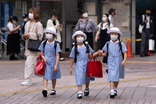Τα Γιαπωνεζάκια επικοινωνούν ξανά μεταξύ τους στα σχολικά γεύματα, μετά από δύο χρόνια... μοναστικής σιωπής