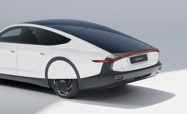 Το πρώτο ηλεκτρικό αυτοκίνητο που είναι καλυμμένο με φωτοβολταϊκά πάνελ δεν χρειάζεται πρίζα για 7 μήνες