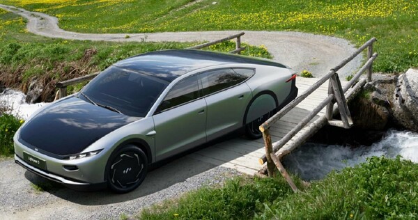 Το πρώτο ηλεκτρικό αυτοκίνητο που είναι καλυμμένο με φωτοβολταϊκά πάνελ δεν χρειάζεται πρίζα για 7 μήνες