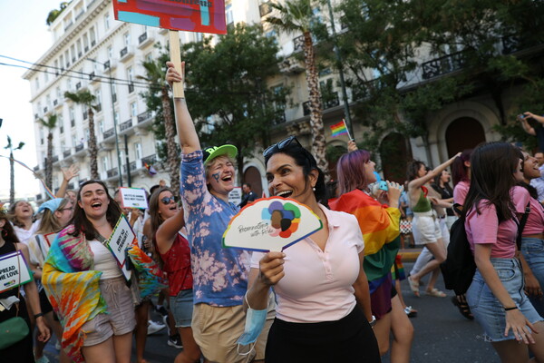 Athens Pride: Μεγάλη και πολύχρωμη παρέλαση στο κέντρο της Αθήνας για μία ζωή «Άνευ Όρων»