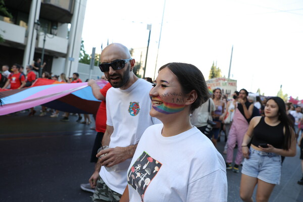 Athens Pride: Μεγάλη και πολύχρωμη παρέλαση στο κέντρο της Αθήνας για μία ζωή «Άνευ Όρων»