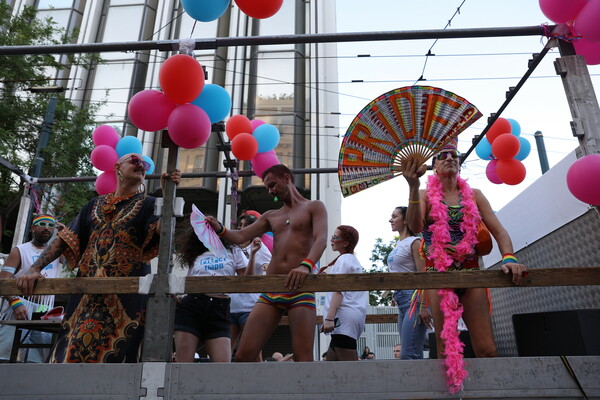 Athens Pride: Μεγάλη και πολύχρωμη παρέλαση στο κέντρο της Αθήνας για μία ζωή «Άνευ Όρων»