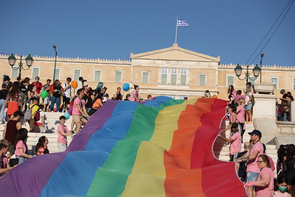 Athens Pride: Μεγάλη και πολύχρωμη παρέλαση στο κέντρο της Αθήνας για μία ζωή «Άνευ Όρων»