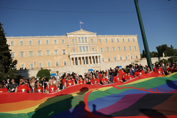 Athens Pride: Μεγάλη και πολύχρωμη παρέλαση στο κέντρο της Αθήνας για μία ζωή «Άνευ Όρων»