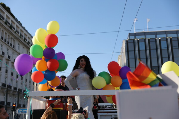 Athens Pride: Μεγάλη και πολύχρωμη παρέλαση στο κέντρο της Αθήνας για μία ζωή «Άνευ Όρων»