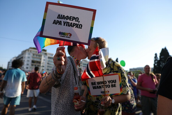 Athens Pride: Μεγάλη και πολύχρωμη παρέλαση στο κέντρο της Αθήνας για μία ζωή «Άνευ Όρων»
