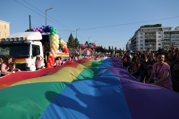 Athens Pride: Μεγάλη και πολύχρωμη παρέλαση στο κέντρο της Αθήνας για μία ζωή «Άνευ Όρων»