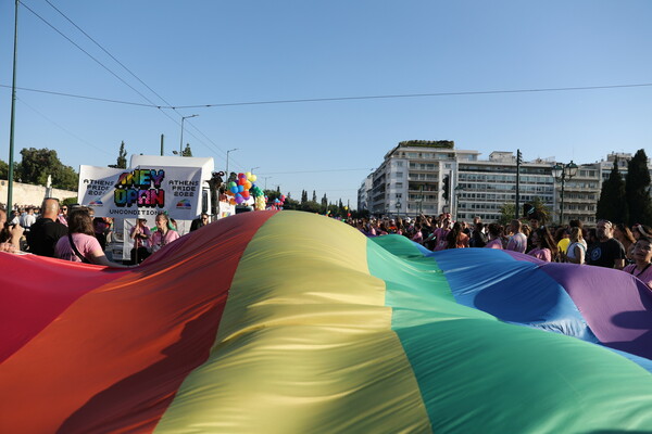 Athens Pride: Μεγάλη και πολύχρωμη παρέλαση στο κέντρο της Αθήνας για μία ζωή «Άνευ Όρων»