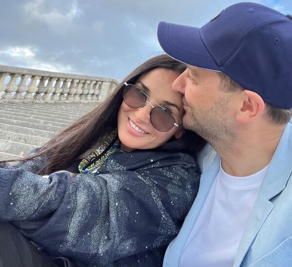 Η Ντέμι Μουρ αγκαλιά με τον νέο της σύντροφο - Η πρώτη φωτογραφία στο Instagram