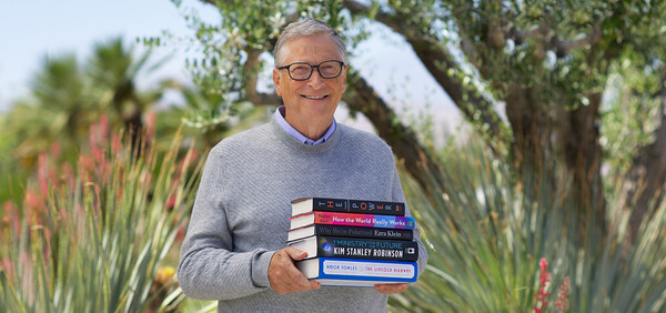 Ο Μπιλ Γκέιτς προτείνει 5 εξαιρετικά βιβλία για το καλοκαίρι