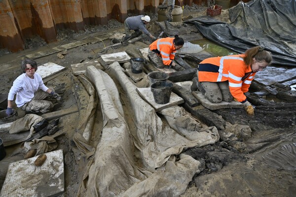 Αρχαιολόγοι εξετάζουν «εξαιρετικά σπάνιο» πλοίο 1.300 ετών και το βρέχουν κάθε 30 λεπτά
