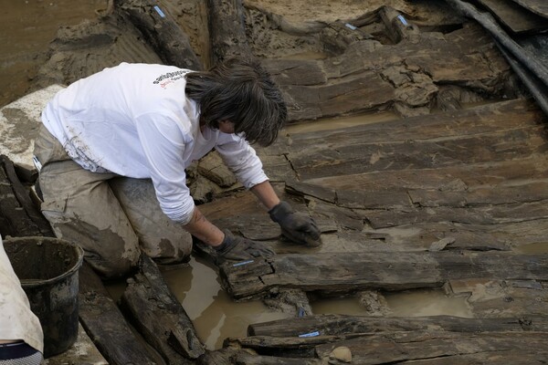 Αρχαιολόγοι εξετάζουν «εξαιρετικά σπάνιο» πλοίο 1.300 ετών και το βρέχουν κάθε 30 λεπτά
