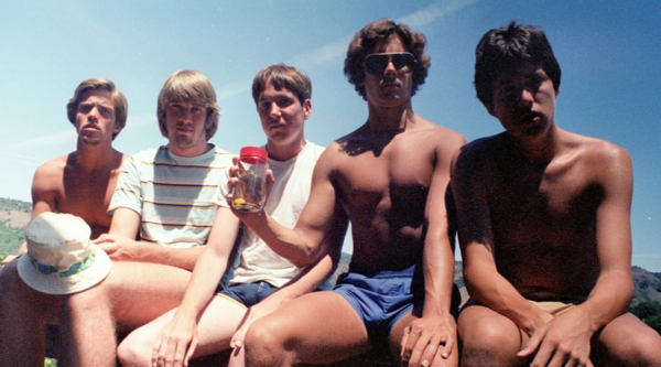 Πέντε φίλοι ποζάρουν για την ίδια φωτογραφία εδώ και 40 χρόνια