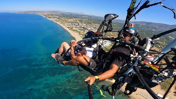 Χανιά: Μια 94χρονη έκανε paratrike και πέταξε πάνω από τη Γεωργιούπολη