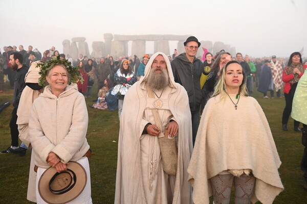 Μυστηριακή αυγή στο Stonehenge: Χιλιάδες γιόρτασαν το θερινό ηλιοστάσιο μετά από δύο χρόνια πανδημίας
