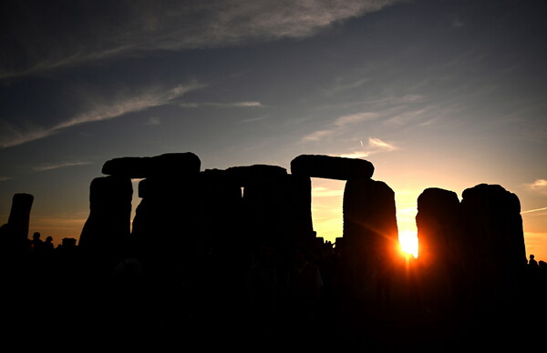 Μυστηριακή αυγή στο Stonehenge: Χιλιάδες γιόρτασαν το θερινό ηλιοστάσιο μετά από δύο χρόνια πανδημίας