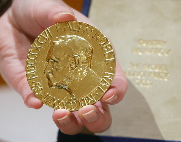 «Τιμή ρεκόρ» για το βραβείο Νόμπελ του Μουράτοφ: 103,5 εκατ.$, τα έσοδα θα πάνε σε Ουκρανούς πρόσφυγες