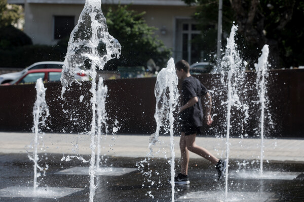 Παιδί τρέχει σε συντριβάνι