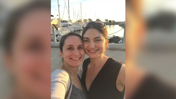 Άγνωστη έδωσε σε πτήση 100$ σε δύο αδελφές που ήταν πρόσφυγες- 23 χρόνια αργότερα, την βρήκαν για να την ευχαριστήσουν
