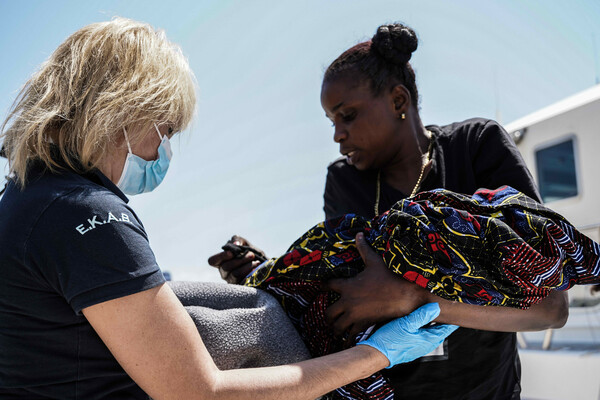 Λέσβος: «Ασφαλείς» στο νοσοκομείο η μητέρα και το βρέφος που γεννήθηκε σε βραχονησίδα