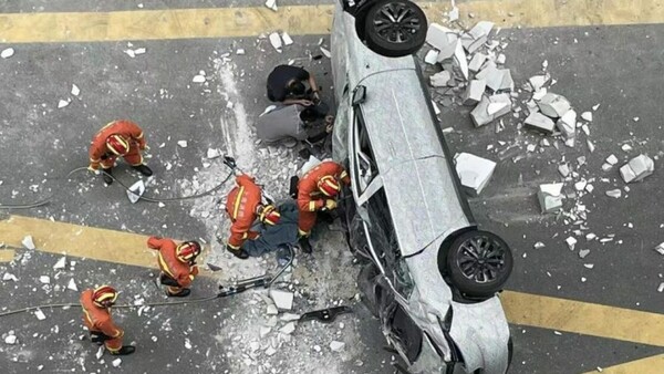 Σαγκάη: Ηλεκτρικό αυτοκίνητο έπεσε από τον τρίτο όροφο- Δύο νεκροί 