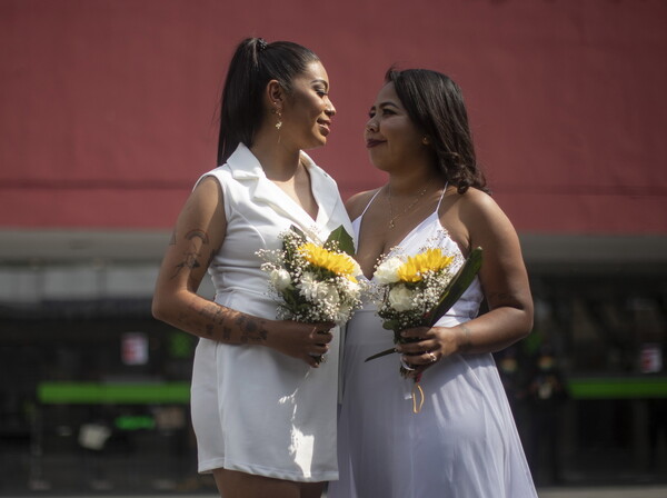 Μεξικό: Εκατοντάδες ομόφυλα ζευγάρια παντρεύτηκαν σε μαζική τελετή γάμου