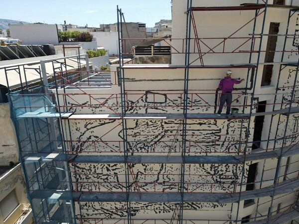 Η «Πηνελόπη» του ΚΕΖ κοσμεί το εμπορικό τρίγωνο στο κέντρο της Αθήνας