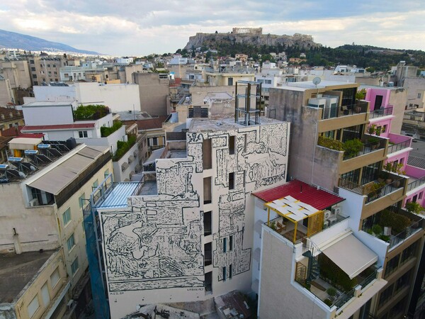 Η «Πηνελόπη» του ΚΕΖ κοσμεί το εμπορικό τρίγωνο στο κέντρο της Αθήνας