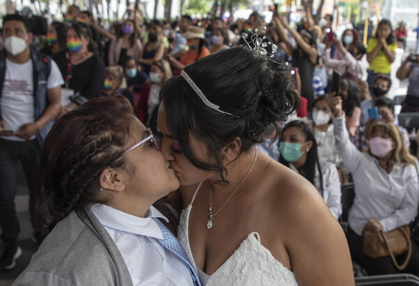 Μεξικό: Εκατοντάδες ομόφυλα ζευγάρια παντρεύτηκαν σε μαζική τελετή γάμου