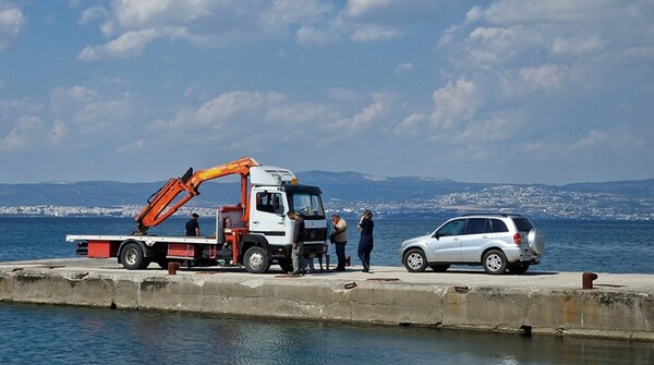 Θεσσαλονίκη: Δύο νεκροί δεμένοι με χειροπέδες σε αυτοκίνητο έπεσε στη θάλασσα 