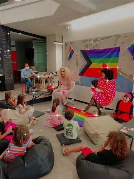 Thessaloniki Pride: Drag Queens διάβασαν παραμύθια σε παιδιά - Δράση γνώσης και συμπερίληψης 