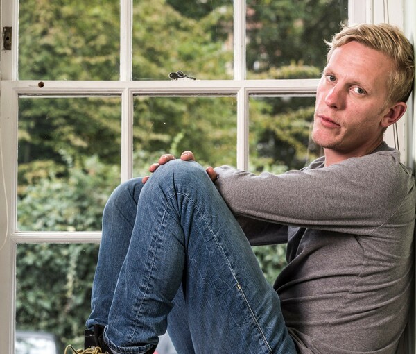 To Twitter μπλόκαρε προσωρινά τον λογαριασμό του Laurence Fox- Ανάρτησε σβάστικα στα χρώμα του ουράνιου τόξου