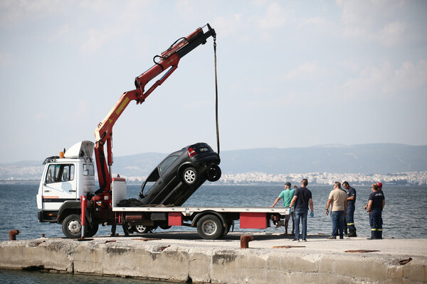 Θεσσαλονίκη: Μητέρα και γιος οι νεκροί με χειροπέδες σε ΙΧ- «Πάτησαν γκάζι και πήραν φόρα»