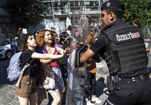 Τουρκία: Περίπου 400 προσαγωγές στην «απαγορευμένη» παρέλαση για το Pride 