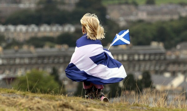 Παιδί με τη σημαία της Σκωτίας