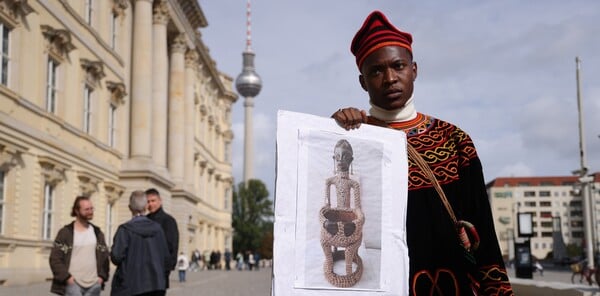 Η Γερμανία επιστρέφει στο Καμερούν κλεμμένο άγαλμα γυναικείας θεότητας