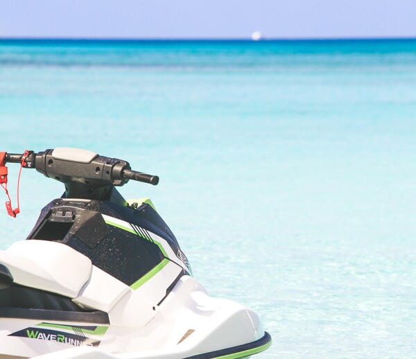 Μύκονος: Τέλος τα jet ski στον Πλατύ Γιαλό με απόφαση ΣτΕ
