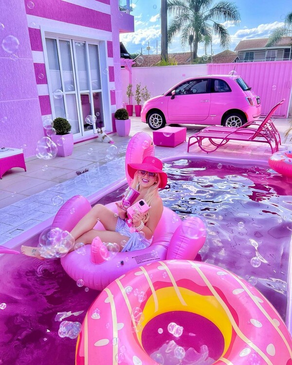 Μια αληθινή Barbie: Η Bruna ξόδεψε $200.000 για να κάνει το σπίτι της ροζ- ακόμη και το νερό της πισίνας