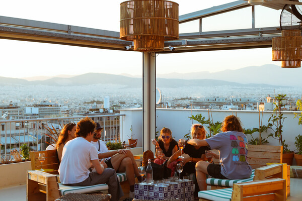 The Rooftop: Στην Πλατεία Θεάτρου βρήκαμε την πιο cool ταράτσα του φετινού καλοκαιριού