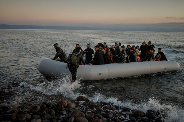 ΕΕ: Η Ελλάδα να σταματήσει τις «βίαιες» απελάσεις μεταναστών – Προειδοποιεί με περικοπή κονδυλίων 