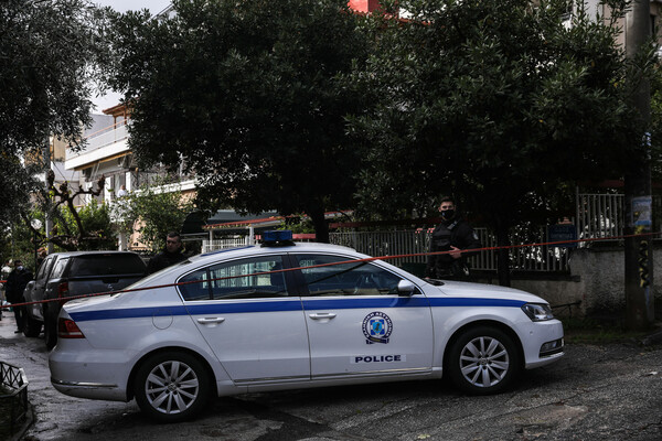 Πατέρας επιχείρησε να πνίξει το μωρό του στο κέντρο της Αθήνας, τον σταμάτησαν περαστικοί