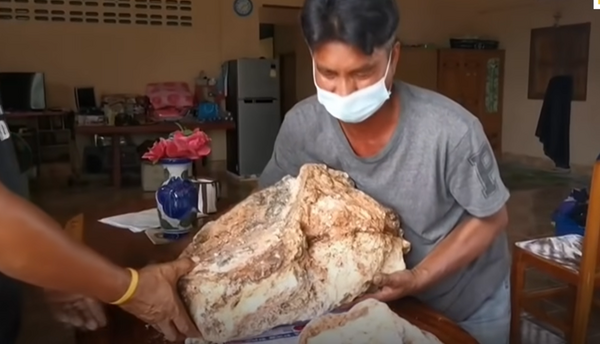 Ταϊλανδός ψαράς βρήκε μία «μπάλα λίπους» που του άλλαξε τη ζωή – Αποδείχθηκε πως ήταν κεχριμπάρι