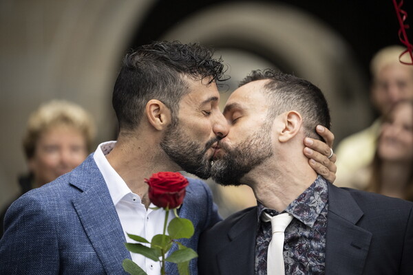 «Γάμος για όλους» στην Ελβετία- Παντρεύτηκαν τα πρώτα ομόφυλα ζευγάρια