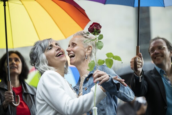 «Γάμος για όλους» στην Ελβετία- Παντρεύτηκαν τα πρώτα ομόφυλα ζευγάρια