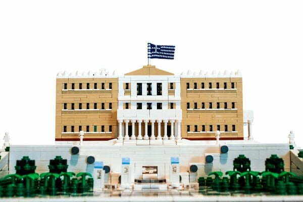 Ένας 36χρονος στη Θεσσαλονίκη έφτιαξε το κτίριο της Βουλής των Ελλήνων με 4.842 LEGO