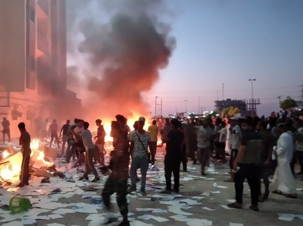 Στα ύψη η ένταση στη Λιβύη: Διαδηλωτές εισέβαλαν στο Κοινοβούλιο - Φωτιές και διαμαρτυρίες