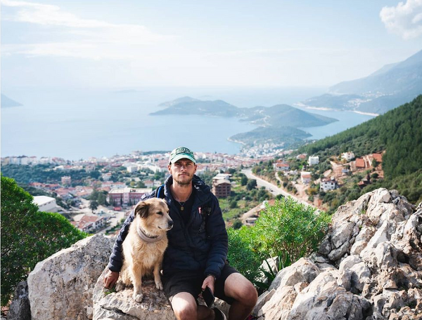 Ο Tom Turcich πέρασε επτά χρόνια περπατώντας σε όλο τον κόσμο μαζί με τη σκυλίτσα του