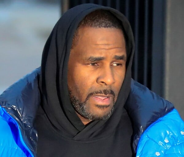 R. Kelly: Μήνυση στη φυλακή όπου κρατείται- Τον έβαλαν σε πτέρυγα για αυτοκτονικούς 